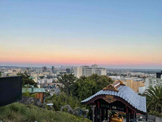 你穿西装抬钢筋