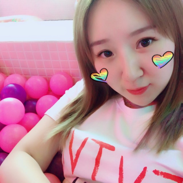 万颂伊_