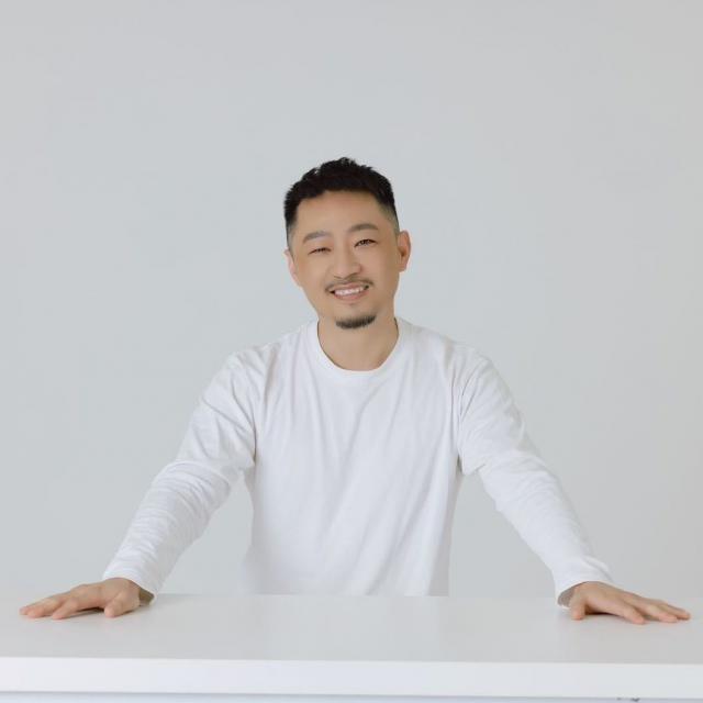 谷××