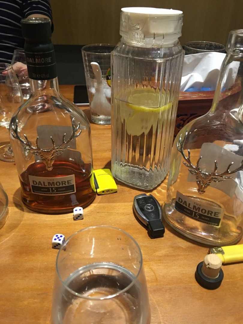 又是三个人两瓶酒 这次换酒了