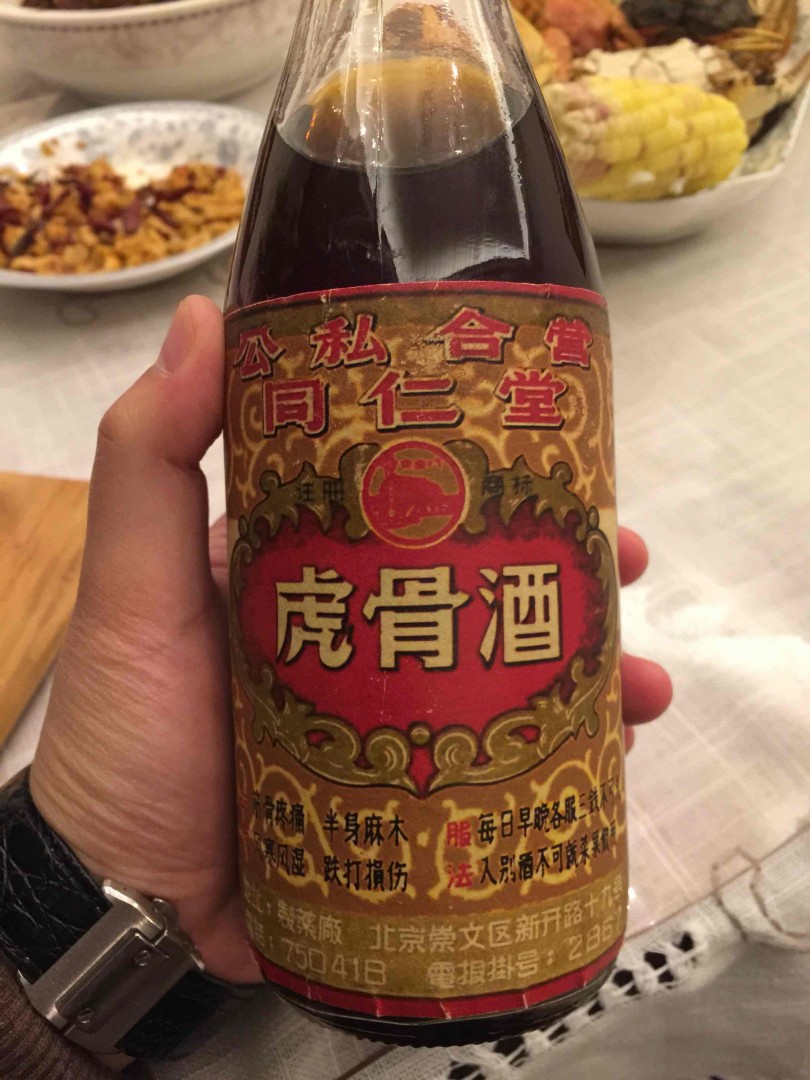年纪轻轻 酷爱喝酒、茶和咖啡