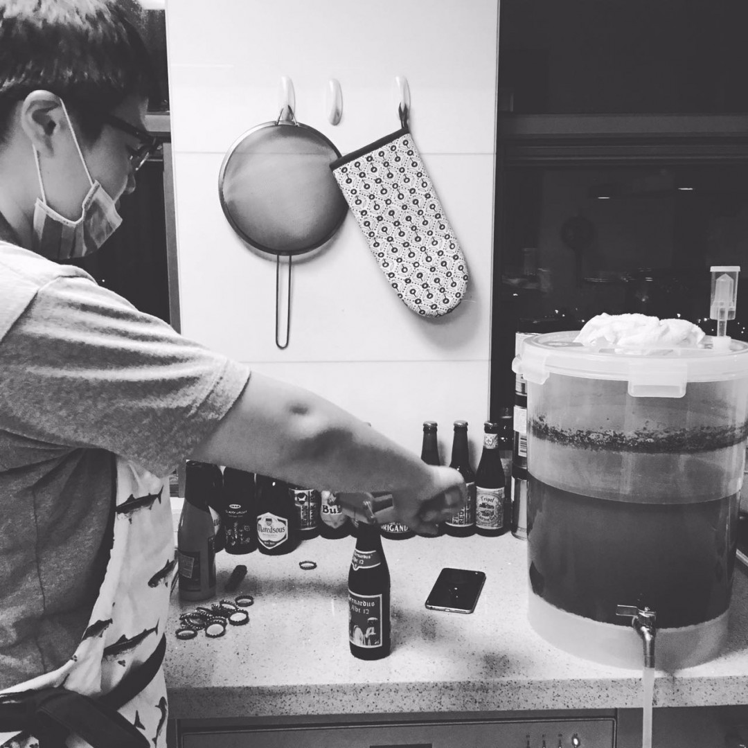 年纪轻轻 酷爱喝酒、茶和咖啡