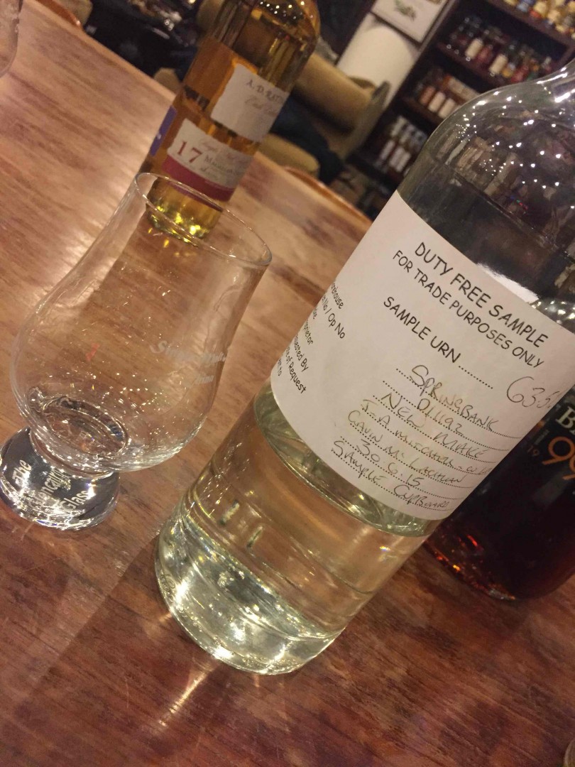 云顶未入桶的原酒，63.5度；没经过桶的修饰，如一位坦诚赤裸的人，所有细节尽显。一丝麦香，烟熏，有些酸酸的味道，清甜好喝！压抑的是没有经过橡木桶陈年的原酒净如此清澈甜美～橡木桶在某种程度上还是赋予酒一定的力量感…