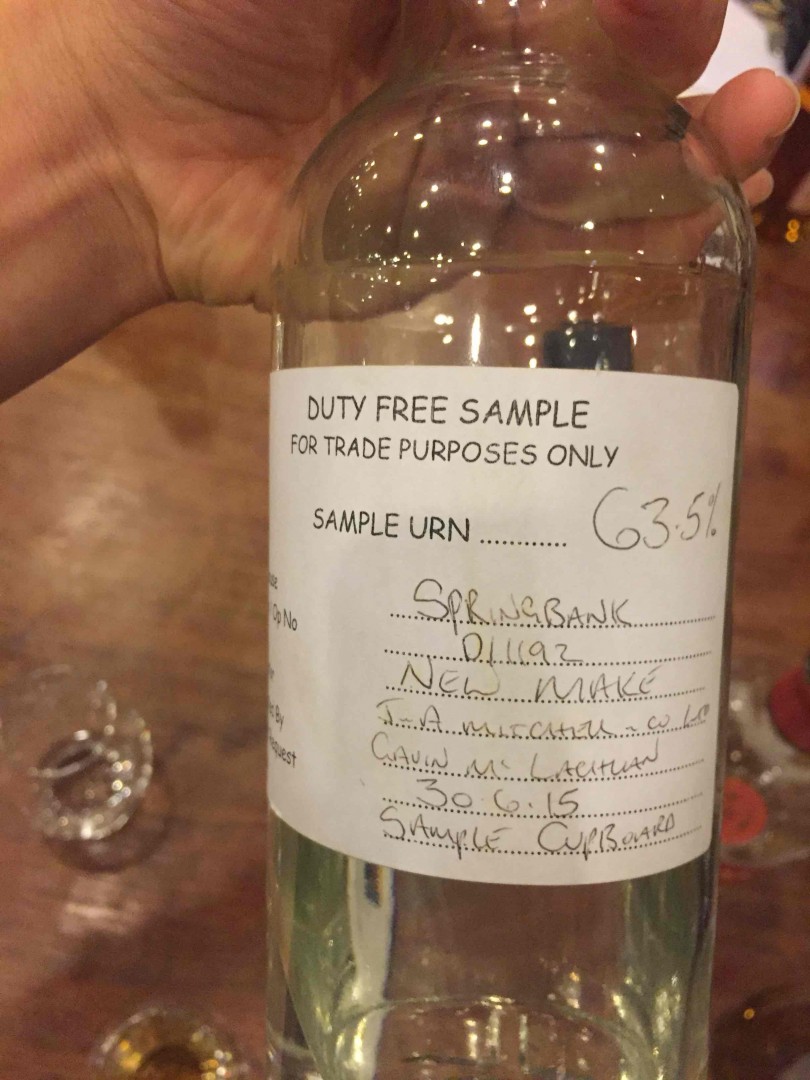 云顶未入桶的原酒，63.5度；没经过桶的修饰，如一位坦诚赤裸的人，所有细节尽显。一丝麦香，烟熏，有些酸酸的味道，清甜好喝！压抑的是没有经过橡木桶陈年的原酒净如此清澈甜美～橡木桶在某种程度上还是赋予酒一定的力量感…
