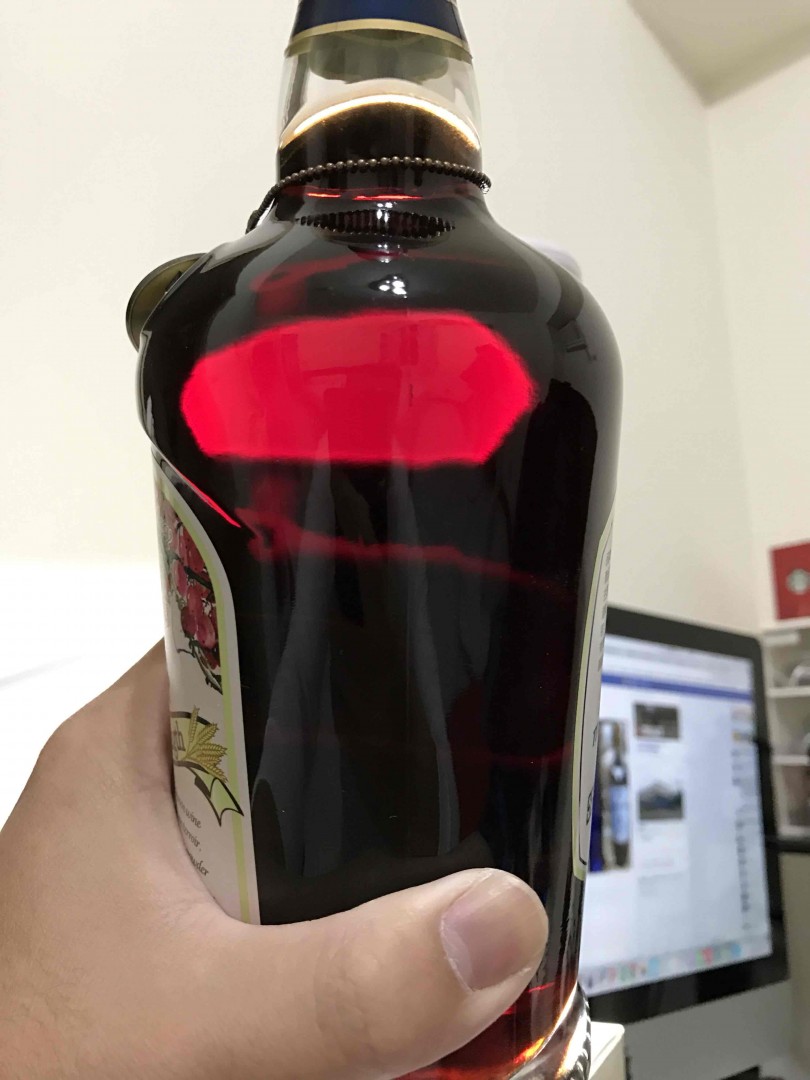好深的黑后葡萄酒桶。