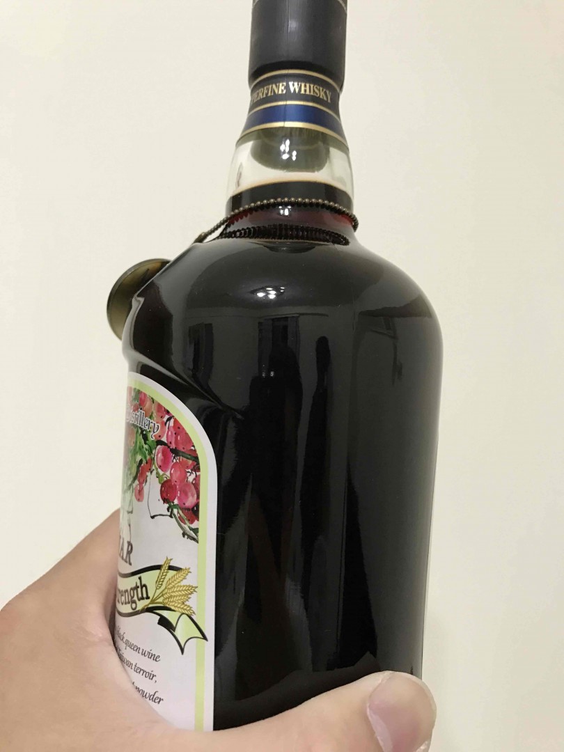 好深的黑后葡萄酒桶。
