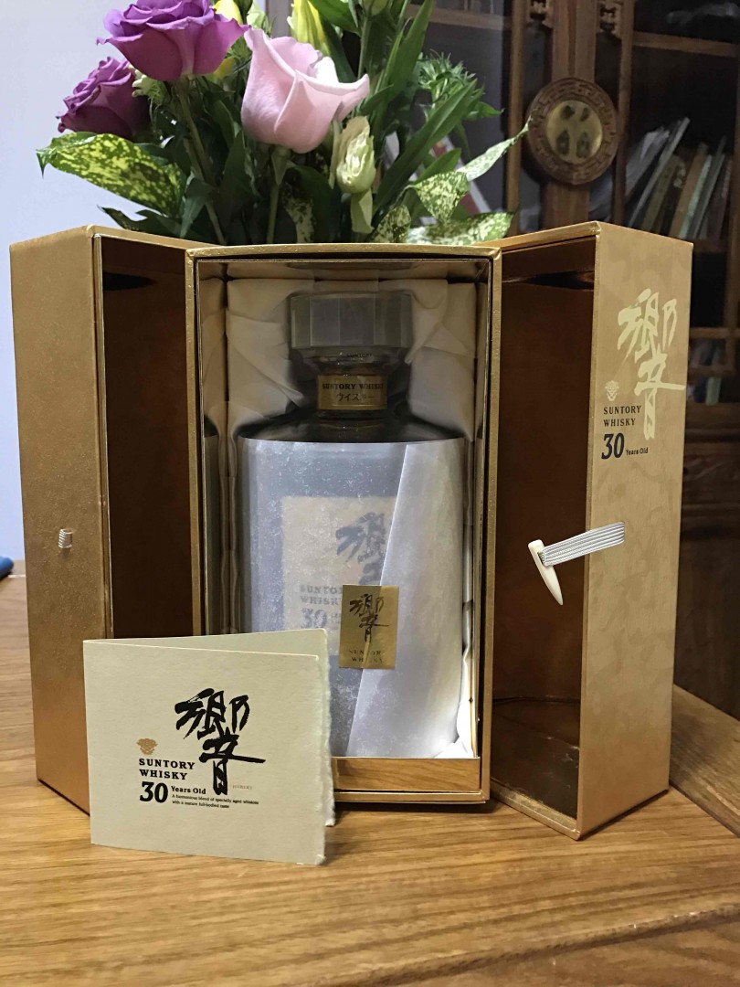 喝着这个，看着那个