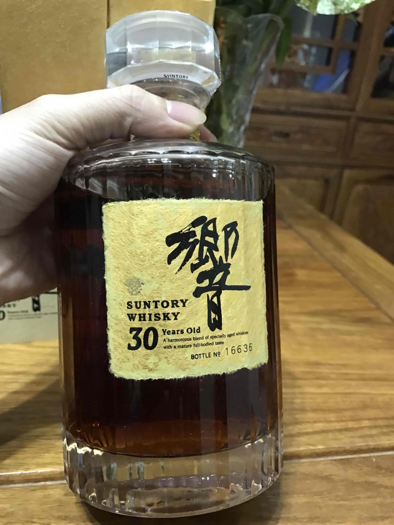 喝着这个，看着那个