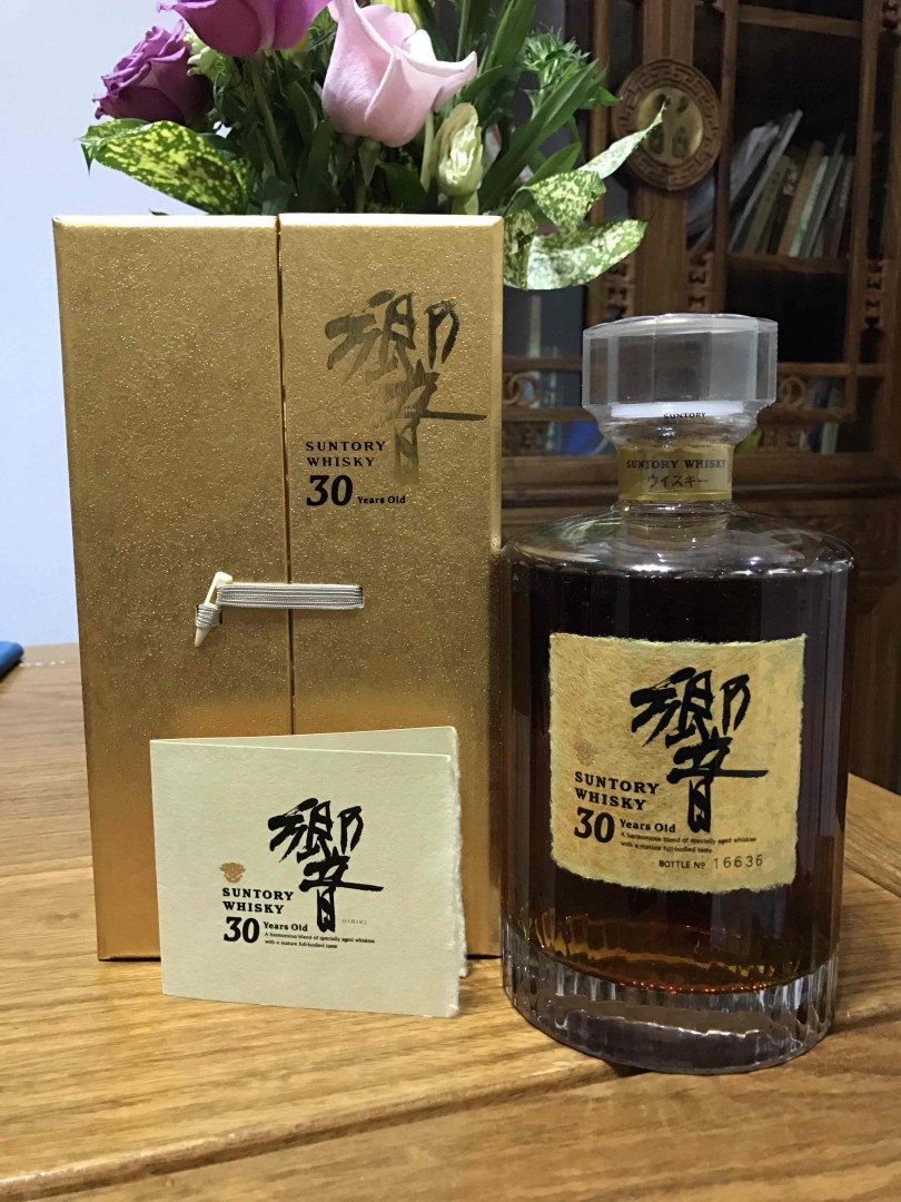 喝着这个，看着那个