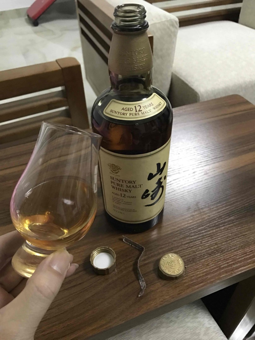 喝着这个，看着那个