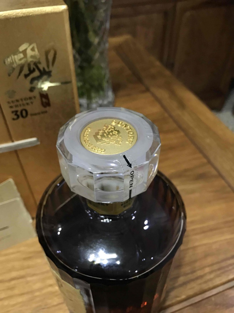 喝着这个，看着那个