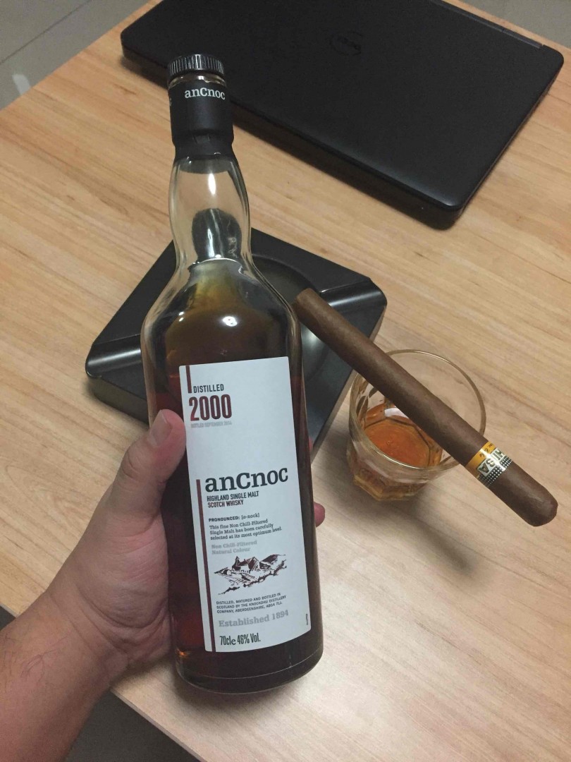 突然很想喝一杯，开了一瓶Ancnoc 2000，再配根老茄，棒棒的！