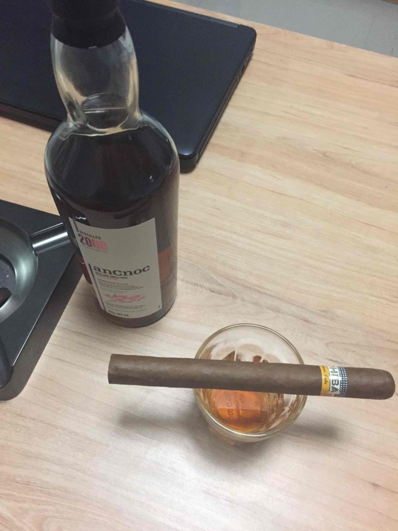 突然很想喝一杯，开了一瓶Ancnoc 2000，再配根老茄，棒棒的！