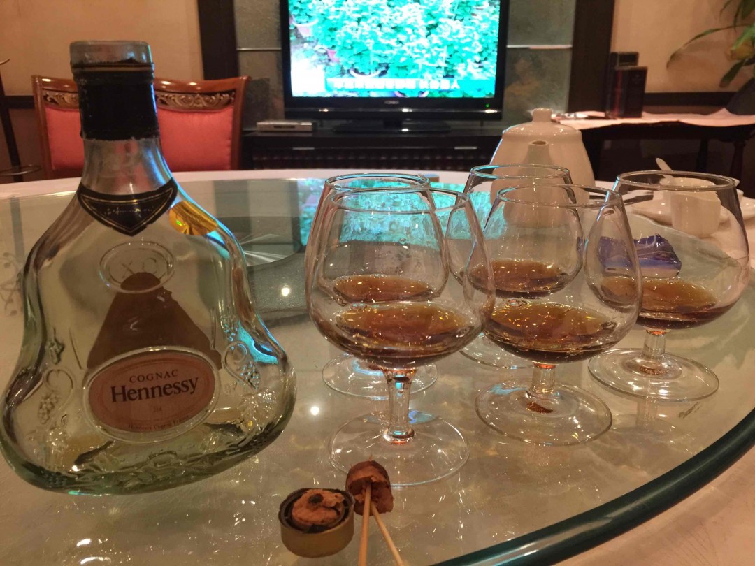 失眠，找些入门级的慢慢试试，有时候一个静下心来，能好好体会每款威士忌的味道，顺便把工作构思理顺下，以便下一步开展。 后面的是近期试过的酒。