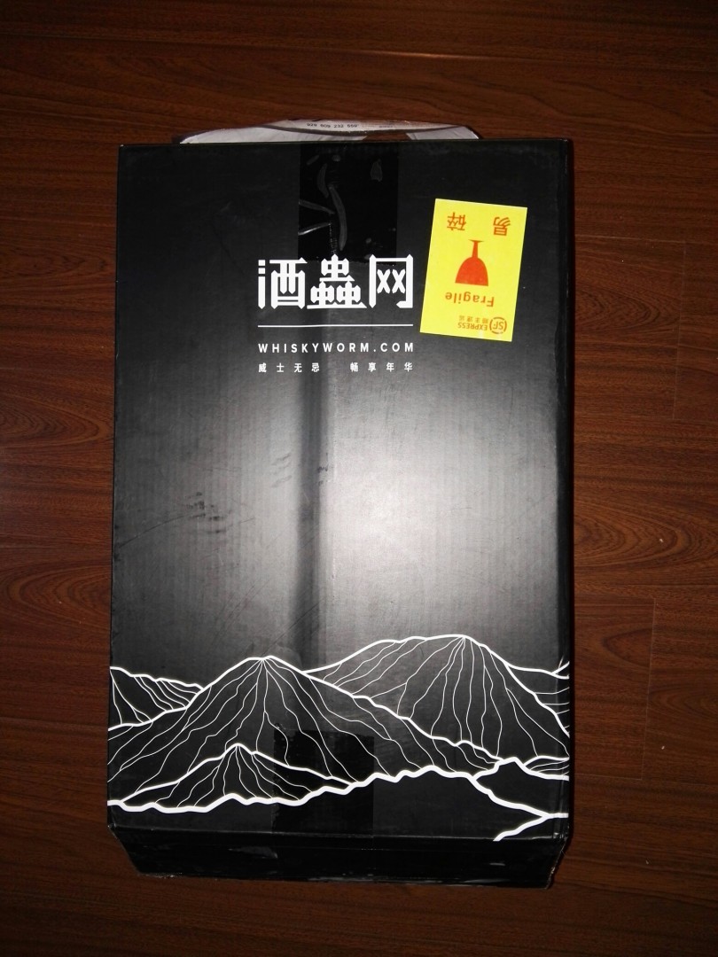 新入瓶试试，包装还不错，箱子够大防损可以做的再好点，填空隙的填充物还不够多。总得来说可以。
