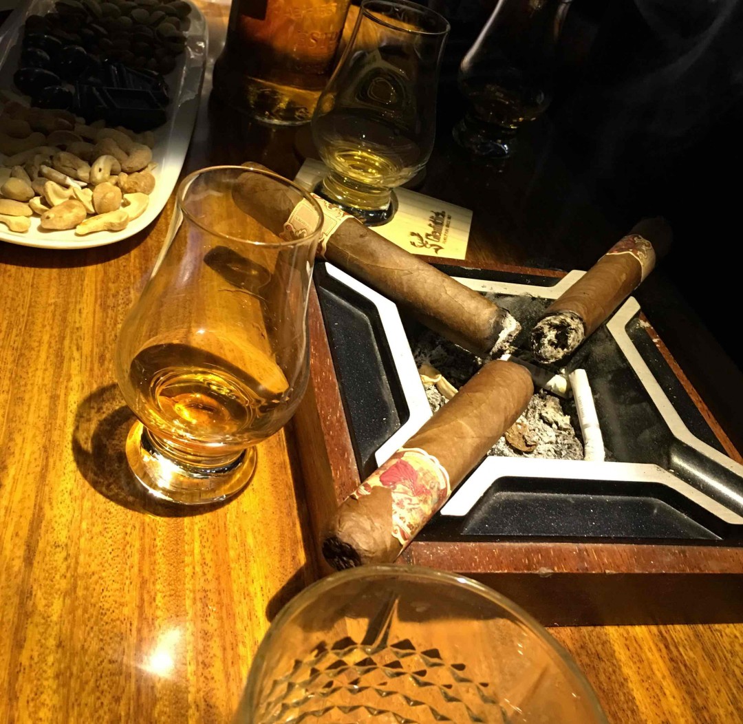 苏州.雨夜.23:35..雨声加上耳边的jazz.它们好像很巧合的融合到了一起.刚刚好和那whisky.雪茄的味道完美的结合.所以这是一种享受与金钱无关与世俗无关.