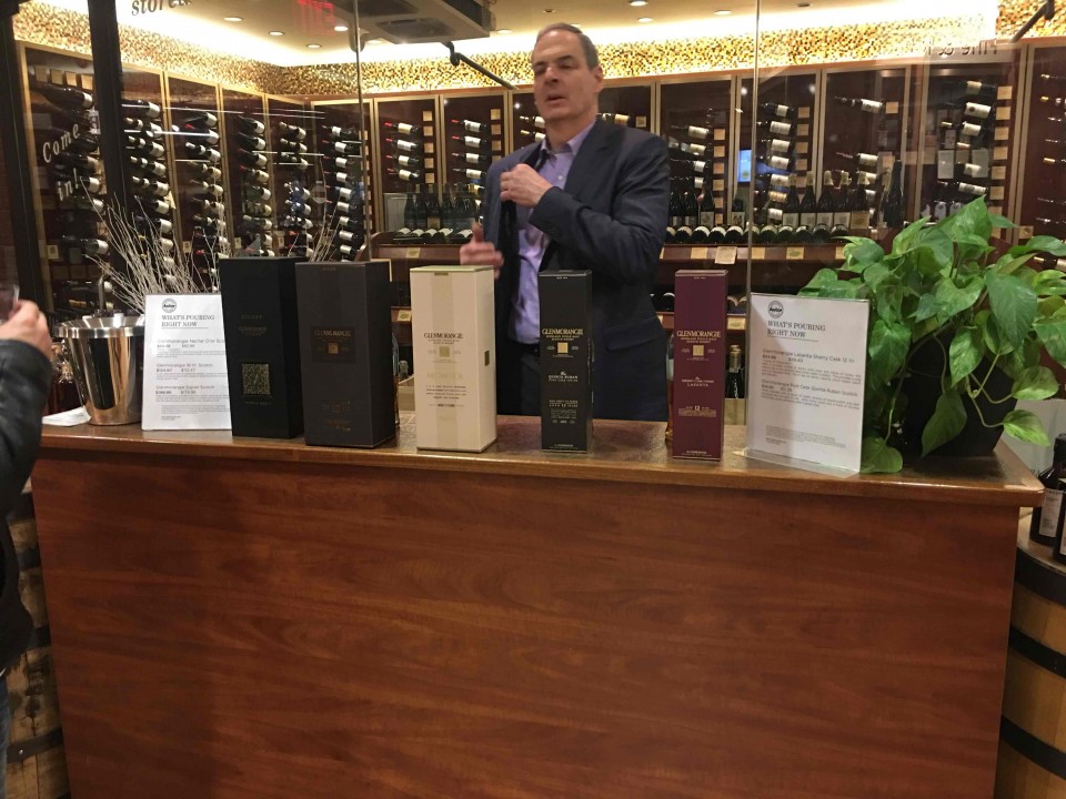 在美國紐約的一間酒鋪試過，這款混入了16至40年的酒，口感複雜味道不錯。但个人喜歡18年多一點。