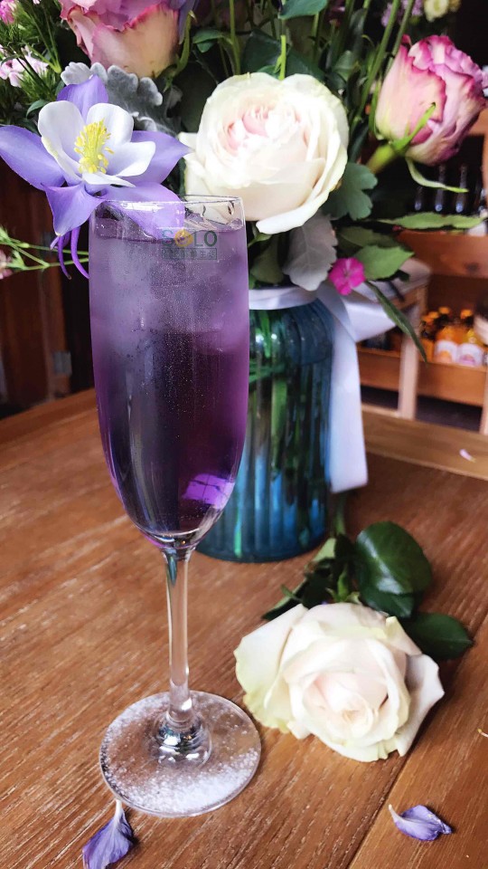调了一款酒：耧斗菜 （这花叫耧斗菜）