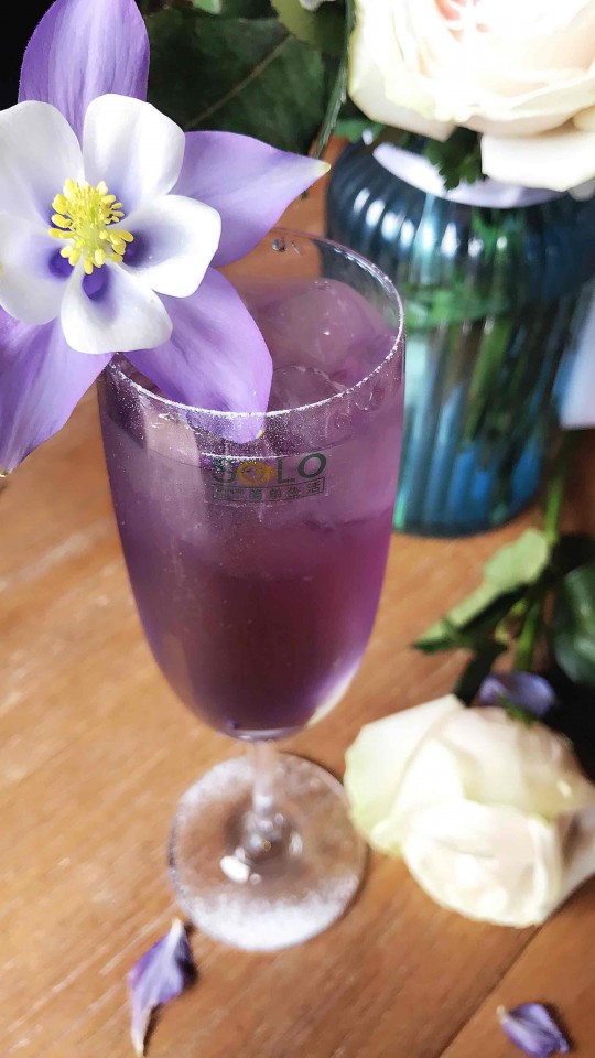 调了一款酒：耧斗菜 （这花叫耧斗菜）