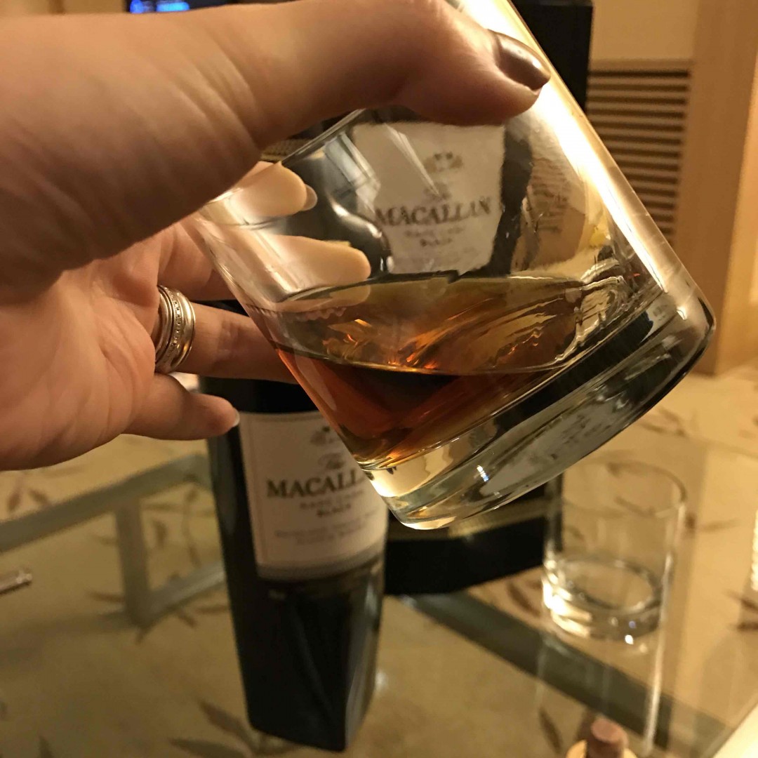 麦卡伦湛黑版~要是有点冰就更好了☺️