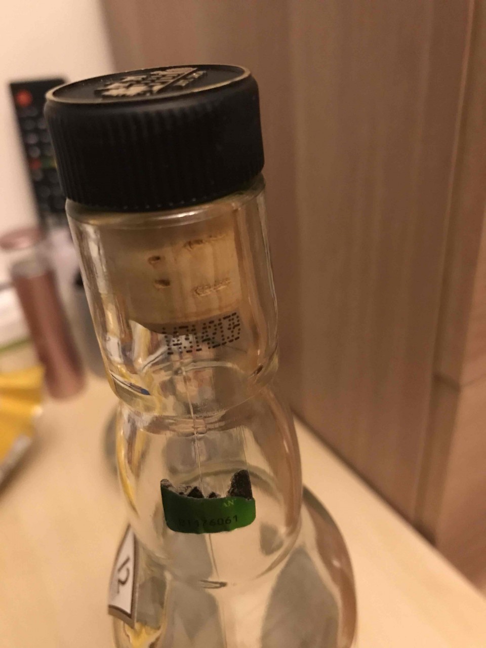 还有一个地方有编码，开封后的瓶口。