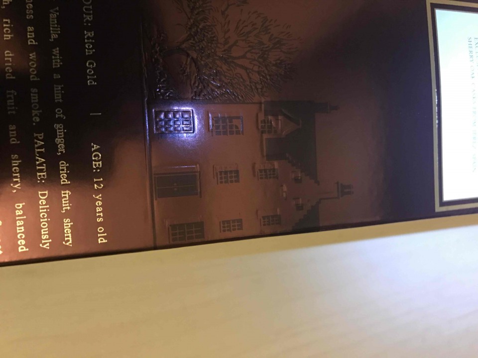 外盒：前标照片的位置，旗舰店是小屋和树的凹印都和图案一一对齐。而酒虫网是图案是图案，凹印是凹印。前两张图同个角度光线也同个照射位置。如不理解请看第三张图片。