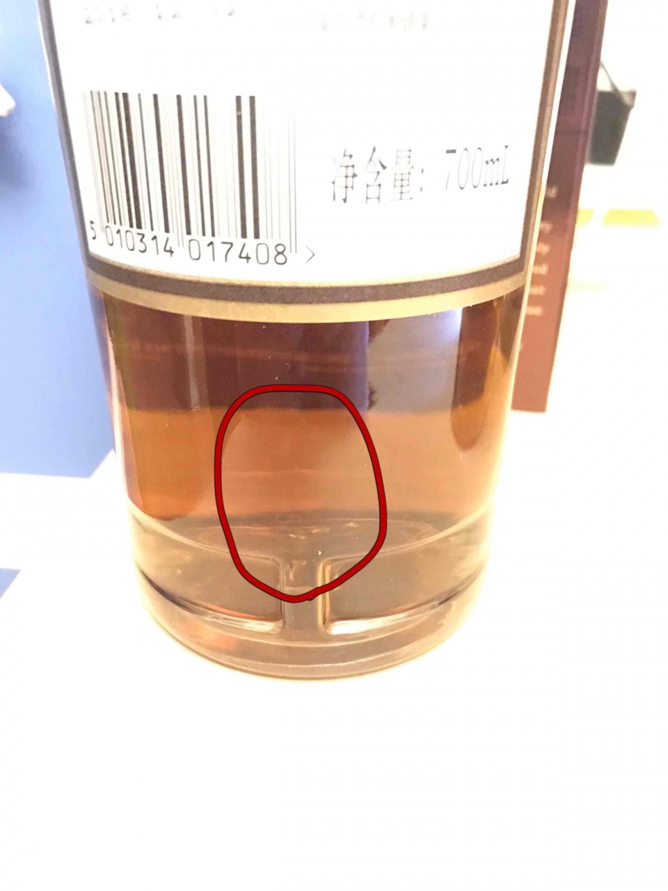 瓶身激光码：所在位置在瓶身后标签下端。也就是第一张照片画圈位置。旗舰店为六位纯数字（141558）酒虫网为两行，第一行4位数字加英文，第二行纯数字（1611FZMZH/80926）PS：有个跟帖哥们好象说过国行都是只有六位数字吧？然而酒虫网号称和麦卡伦英国公司都有联系难道没告诉你瓶身有激光码嘛？