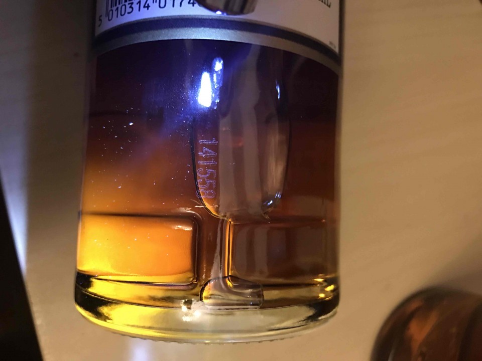 瓶身激光码：所在位置在瓶身后标签下端。也就是第一张照片画圈位置。旗舰店为六位纯数字（141558）酒虫网为两行，第一行4位数字加英文，第二行纯数字（1611FZMZH/80926）PS：有个跟帖哥们好象说过国行都是只有六位数字吧？然而酒虫网号称和麦卡伦英国公司都有联系难道没告诉你瓶身有激光码嘛？