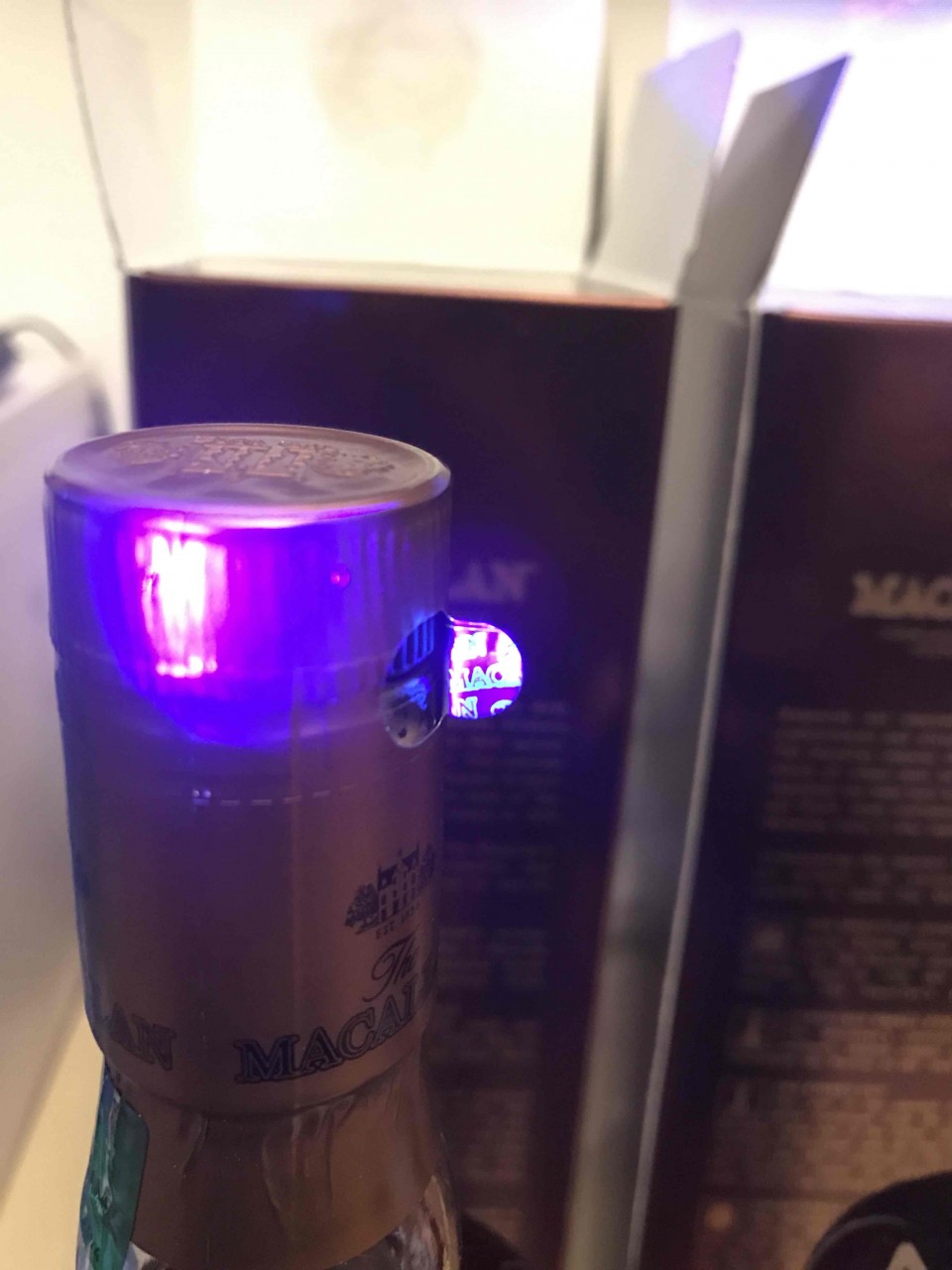 封口条（拆封条）：旗舰店紫外线照射下有MACALLAN荧光字体。每个字母线条清晰。酒虫网紫外线照射下有MACALLAN荧光字体。每个字母线条浑浊。PS：因是铝纸反光，拍照无法清晰。