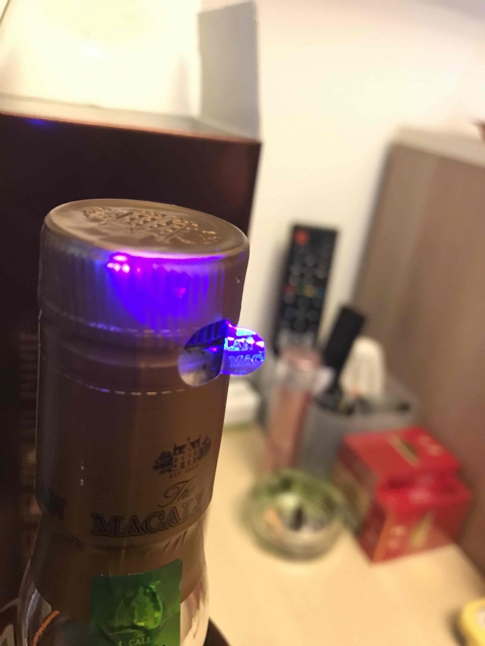 封口条（拆封条）：旗舰店紫外线照射下有MACALLAN荧光字体。每个字母线条清晰。酒虫网紫外线照射下有MACALLAN荧光字体。每个字母线条浑浊。PS：因是铝纸反光，拍照无法清晰。