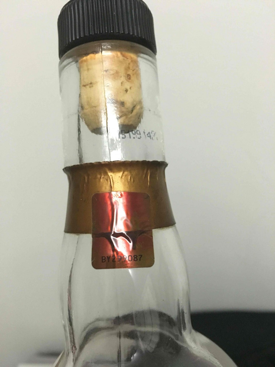 亚马逊自营产品，我还是比较认同喝了再说对比结果（当然前提是你没有主观影响，也能排除醒酒程度不同带来的差异）。批次不同，标不同，再正常不过，我还有一支叫自己是利富的拉弗格呢。同理，如果真要仿造，外型一样我觉得是可以做到的，也就在理论上不代表“看着是一样的，即是真酒”，所以实践是检验真理的唯一方法，还是靠喝