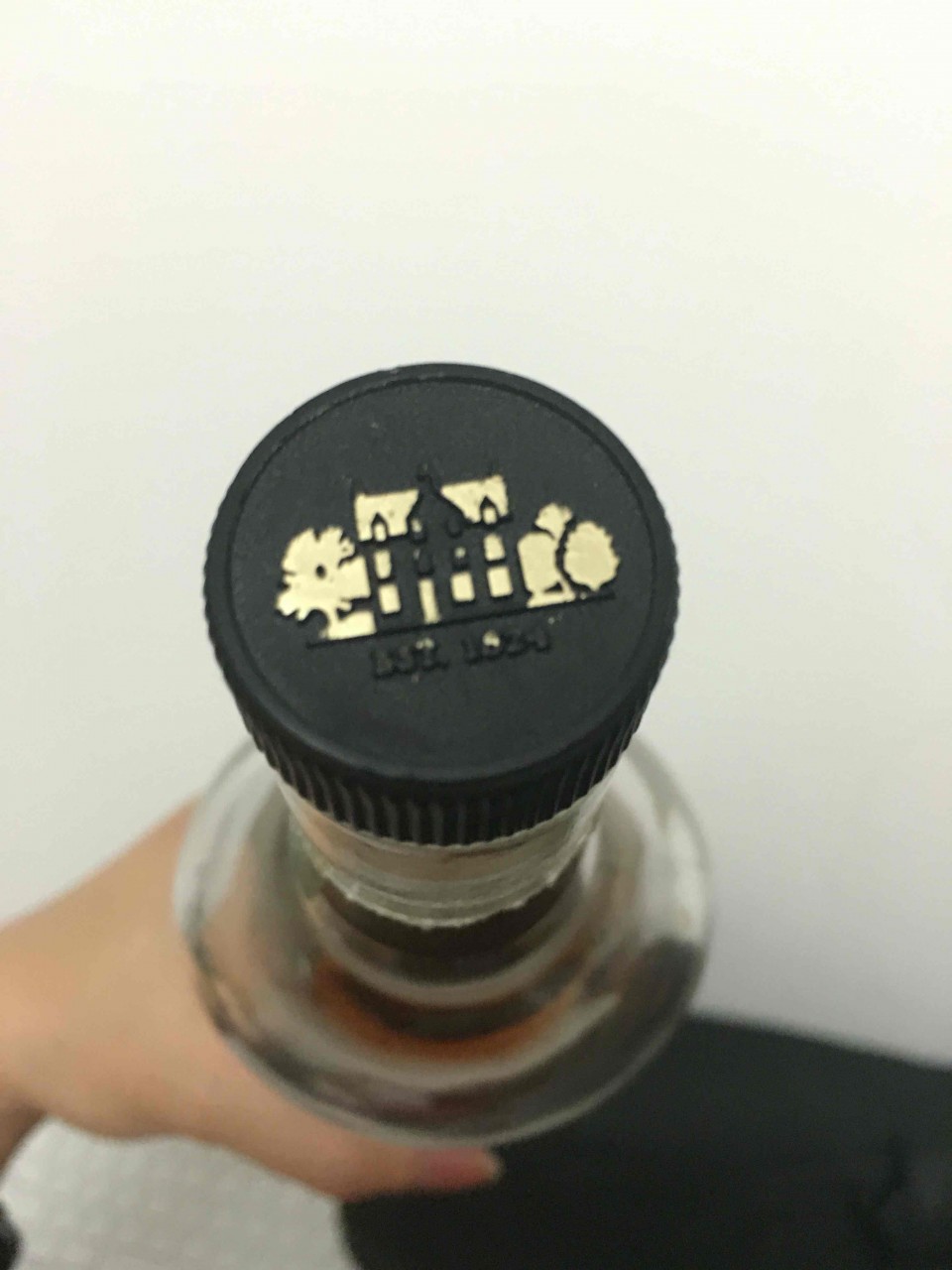 亚马逊自营产品，我还是比较认同喝了再说对比结果（当然前提是你没有主观影响，也能排除醒酒程度不同带来的差异）。批次不同，标不同，再正常不过，我还有一支叫自己是利富的拉弗格呢。同理，如果真要仿造，外型一样我觉得是可以做到的，也就在理论上不代表“看着是一样的，即是真酒”，所以实践是检验真理的唯一方法，还是靠喝