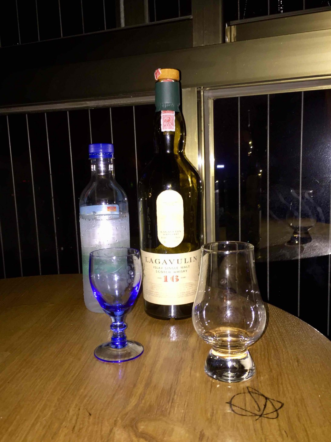 喜欢在这雨夜里，倒上一杯乐佳维林16，让自己显得更温暖、更宁静一些！