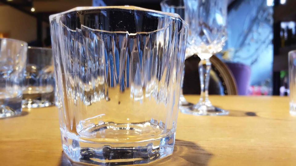 宽容～ 这款可以放下超大冰球… 大气！ 双手捧着，手感很不错