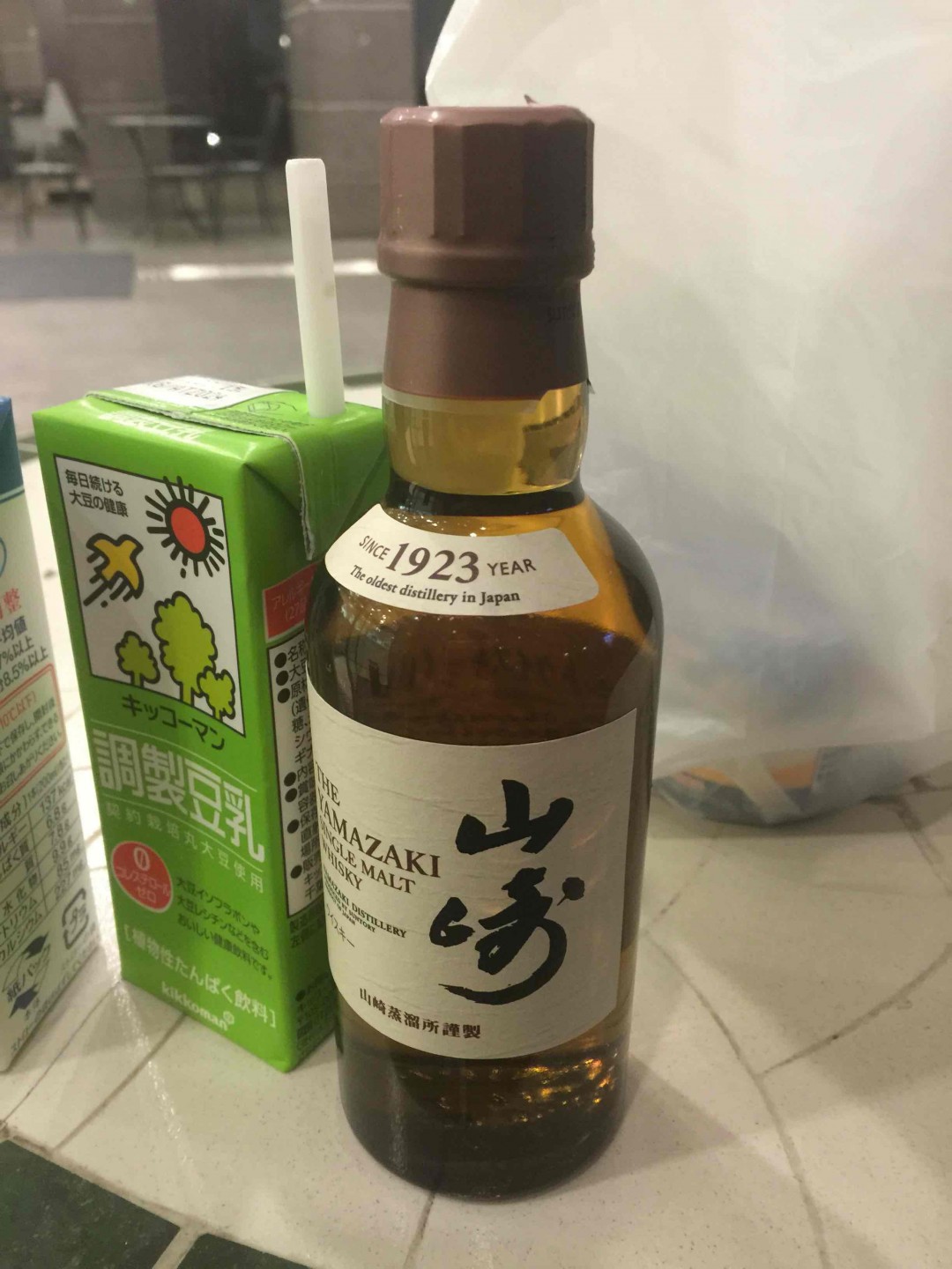 来岛国 刚下飞机先买瓶小的喝