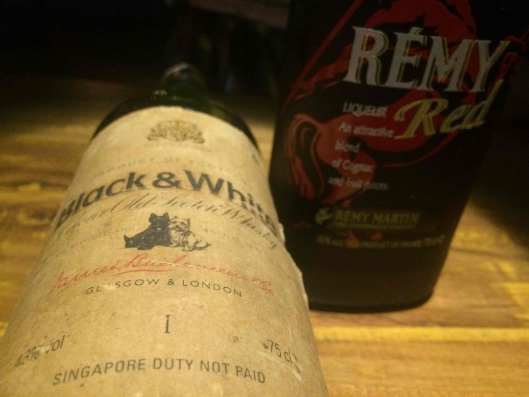 朋友送来几个96年左右的老酒