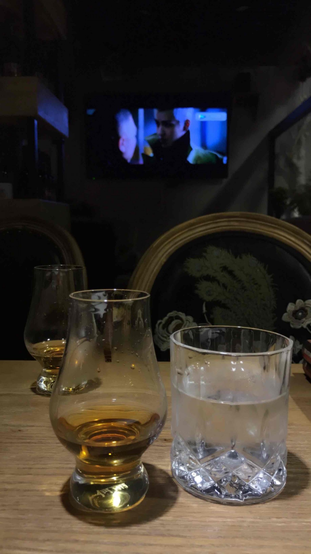 喝着whisky，看《老炮儿》…