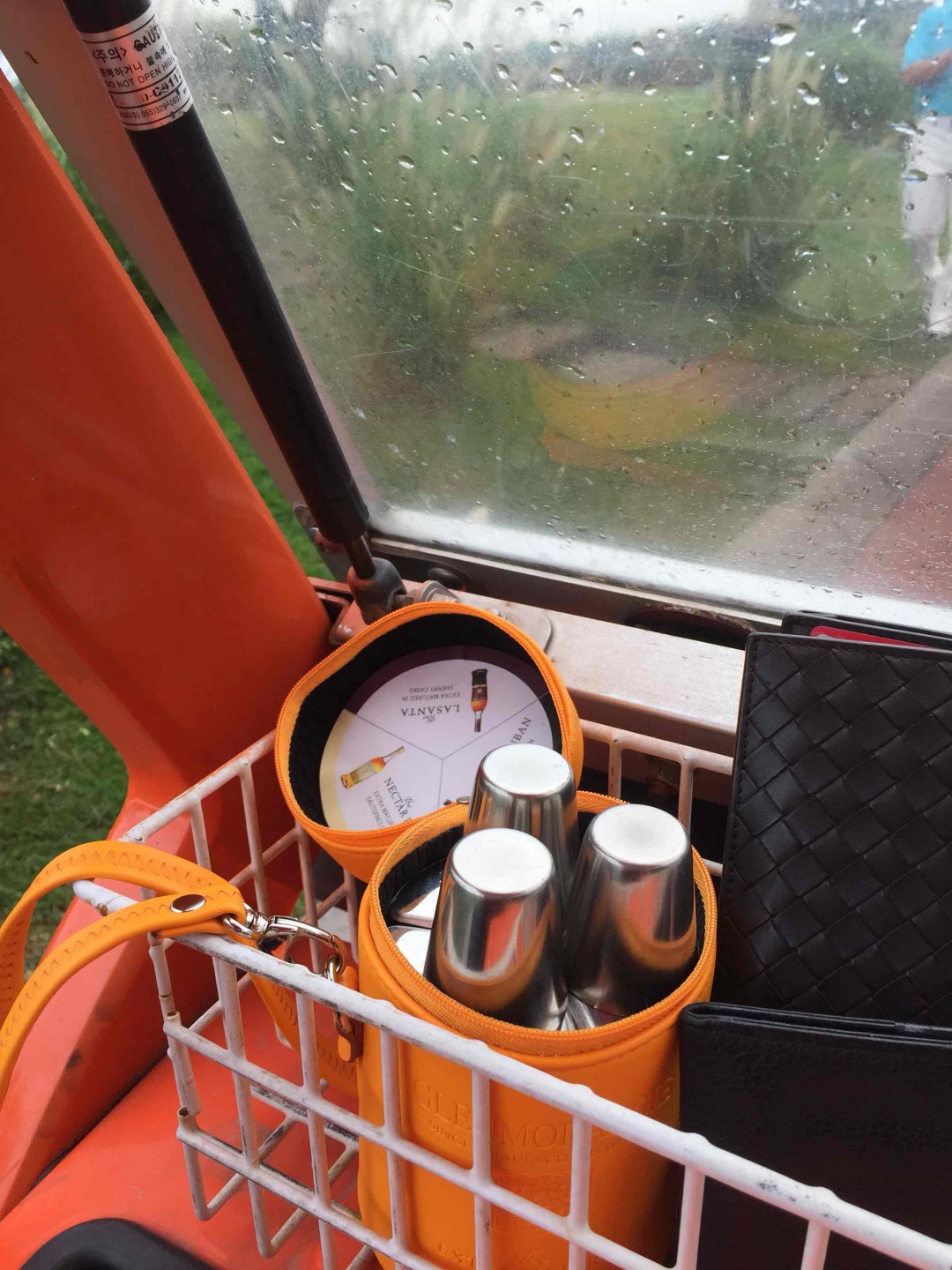 带个小酒壶，灌上最爱的酒，球场走起来