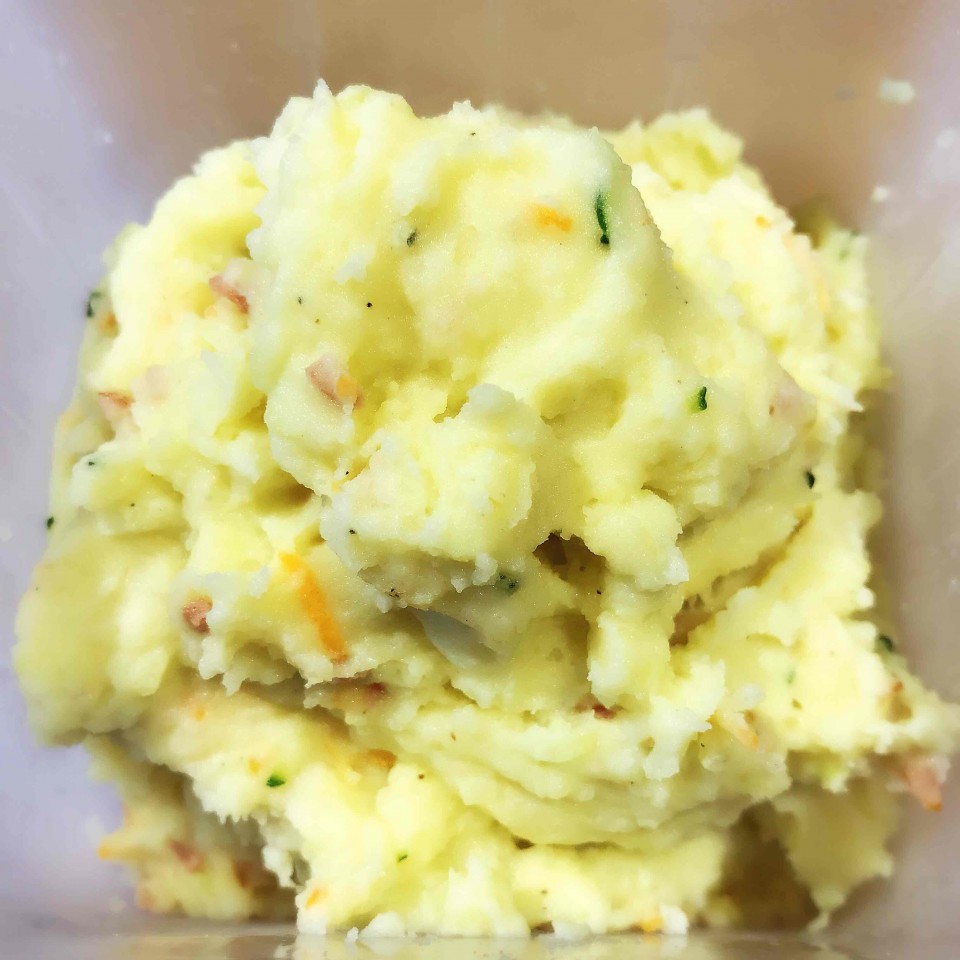 朋友点评： 这款土豆泥完美，配白洲、麦卡伦、百富… 简直了～ 喝一口酒，再吃一口土豆泥，土豆泥沙拉里面黄瓜的清香淡淡出来… 培根粒、奶香、土豆的原味清香～ 真是威士忌最佳搭档