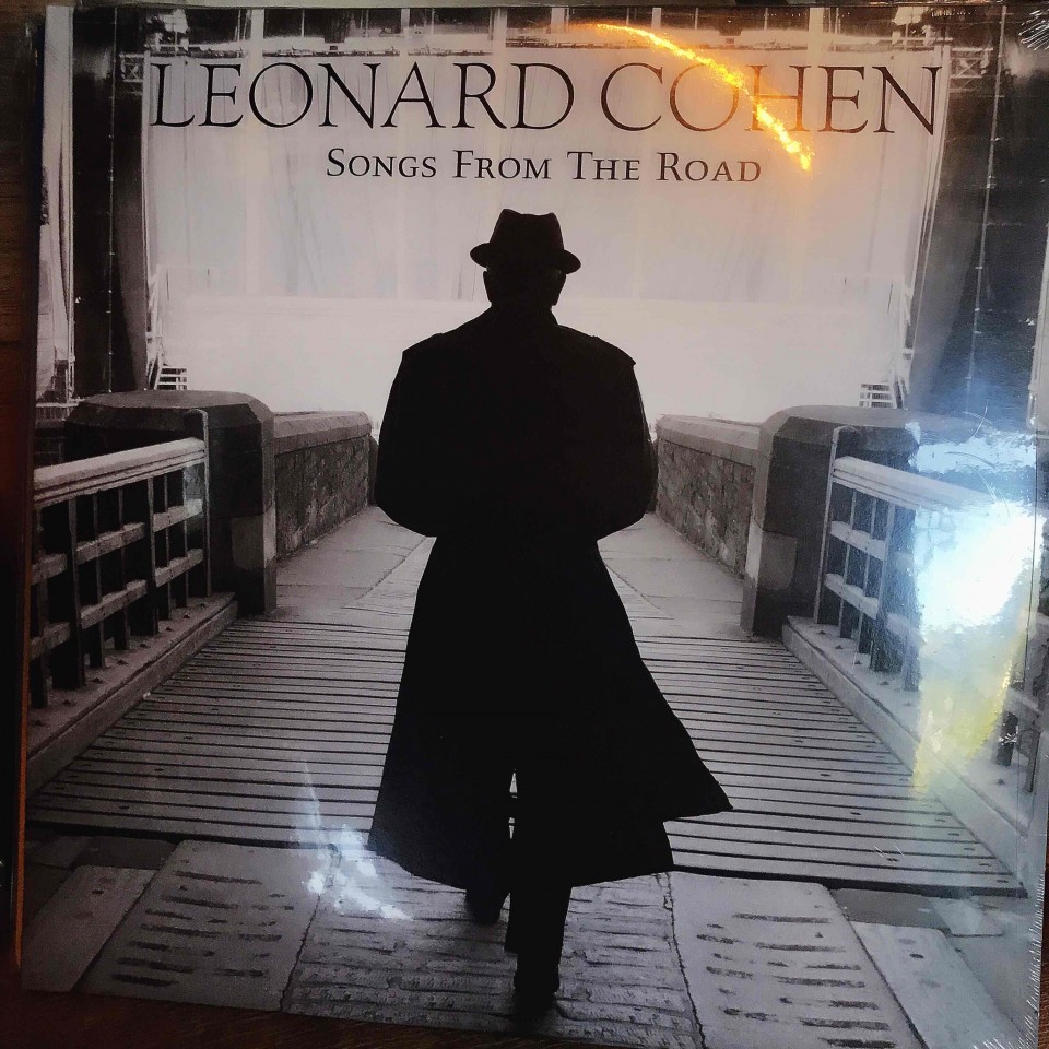 so surprise ！ 狮子山上有个 叶一… 他是一个????发烧友, 在他这里偶遇leonard cohen 的13张黑胶唱片… 哇～叶一，打开一张经典给我听… in my secret life …