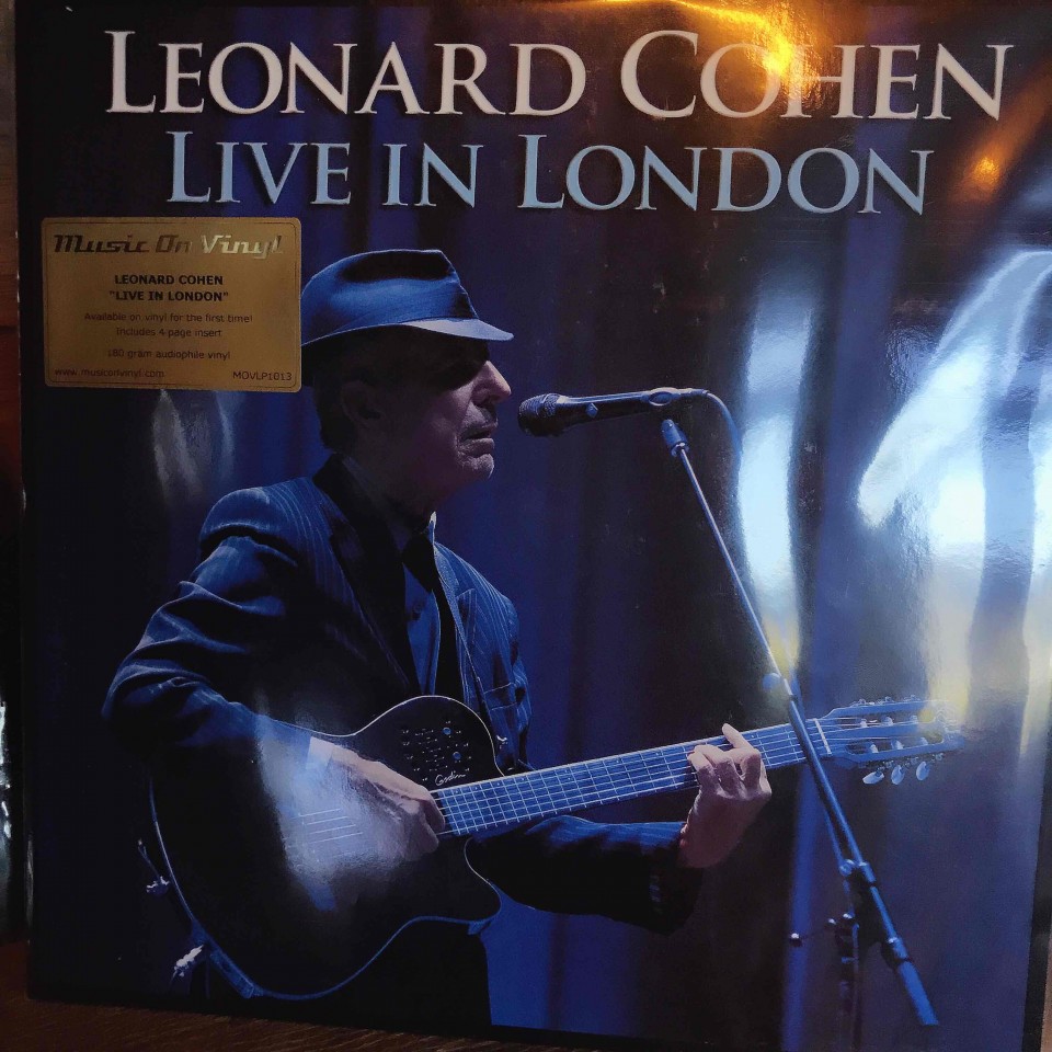 so surprise ！ 狮子山上有个 叶一… 他是一个????发烧友, 在他这里偶遇leonard cohen 的13张黑胶唱片… 哇～叶一，打开一张经典给我听… in my secret life …