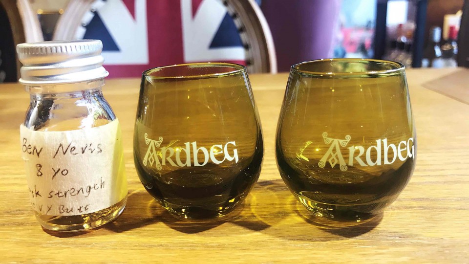 艾雷岛威士忌嘉年华背回来的Ardbeg 杯子！ 太珍贵了！ 喜欢…… So very very very very much！ 感谢威友分享