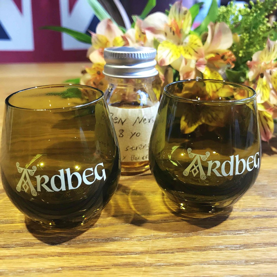艾雷岛威士忌嘉年华背回来的Ardbeg 杯子！ 太珍贵了！ 喜欢…… So very very very very much！ 感谢威友分享