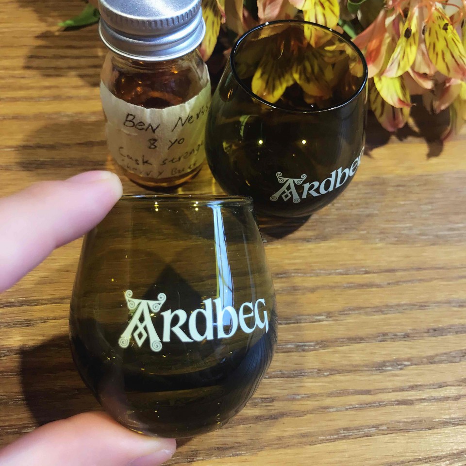 艾雷岛威士忌嘉年华背回来的Ardbeg 杯子！ 太珍贵了！ 喜欢…… So very very very very much！ 感谢威友分享