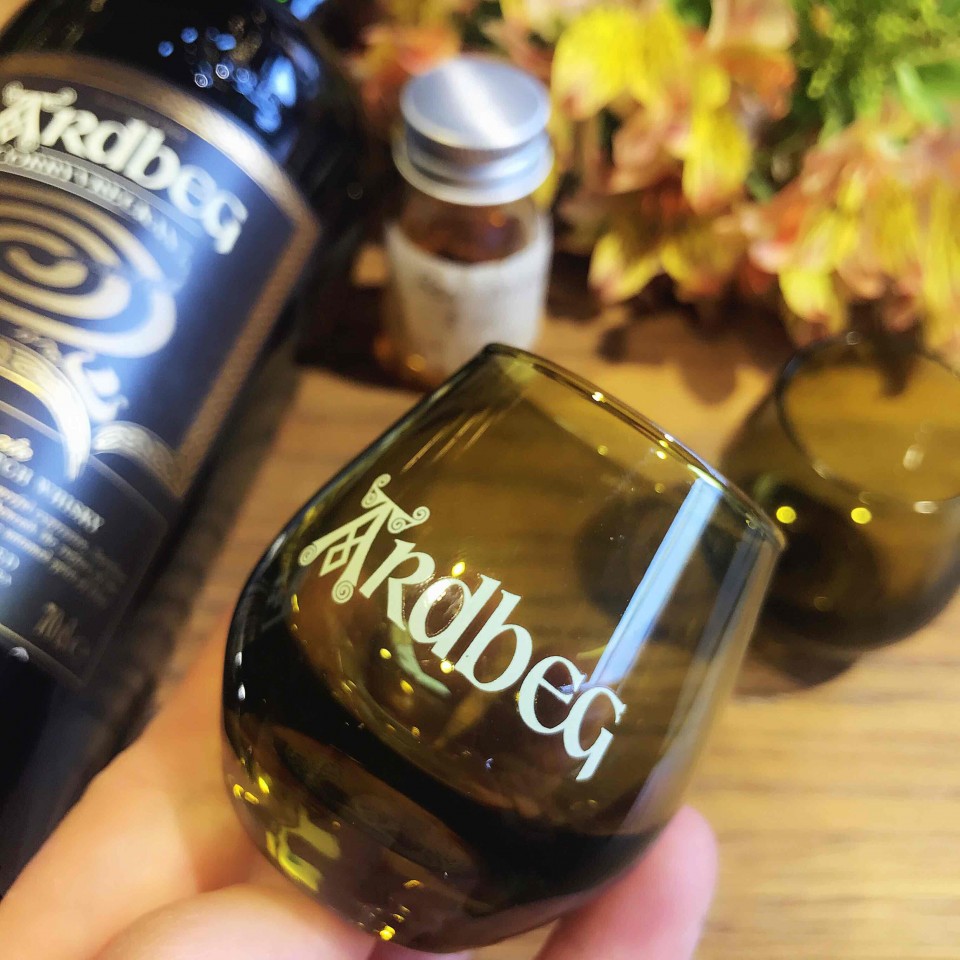 艾雷岛威士忌嘉年华背回来的Ardbeg 杯子！ 太珍贵了！ 喜欢…… So very very very very much！ 感谢威友分享