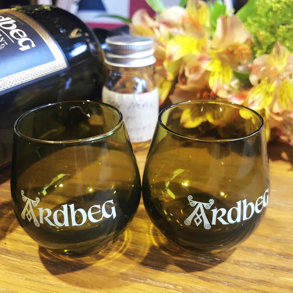 艾雷岛威士忌嘉年华背回来的Ardbeg 杯子！ 太珍贵了！ 喜欢…… So very very very very much！ 感谢威友分享