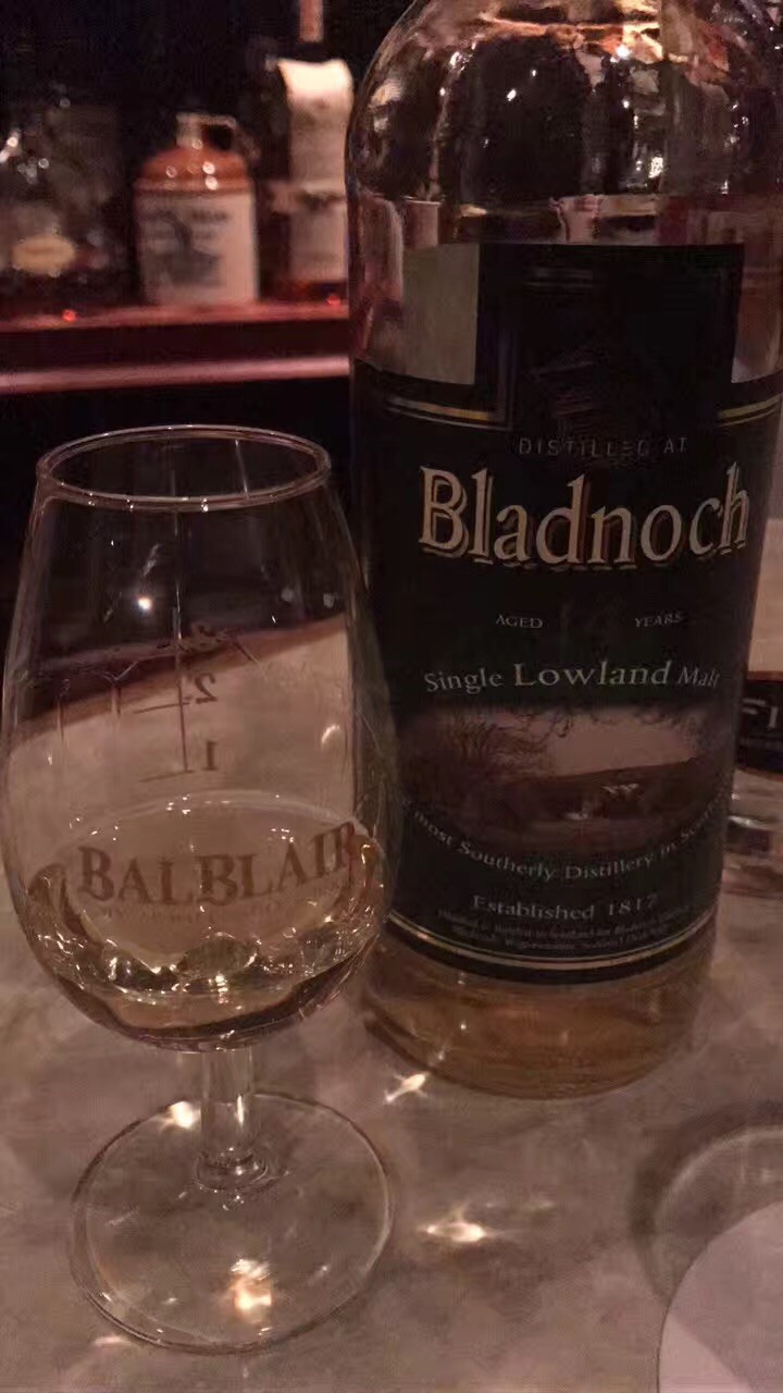 一直路上。品尝美酒