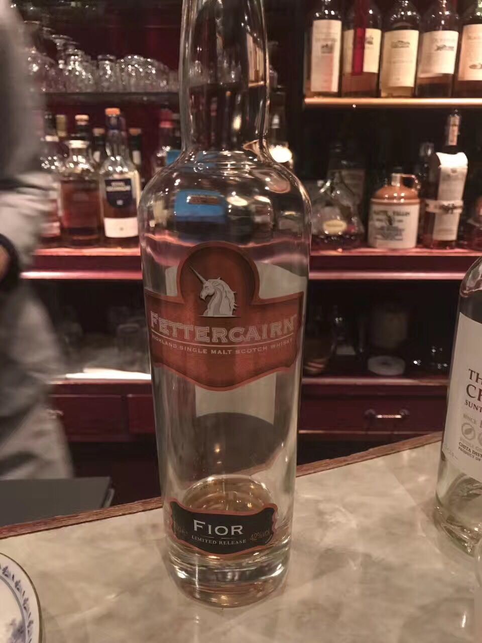 一直路上。品尝美酒