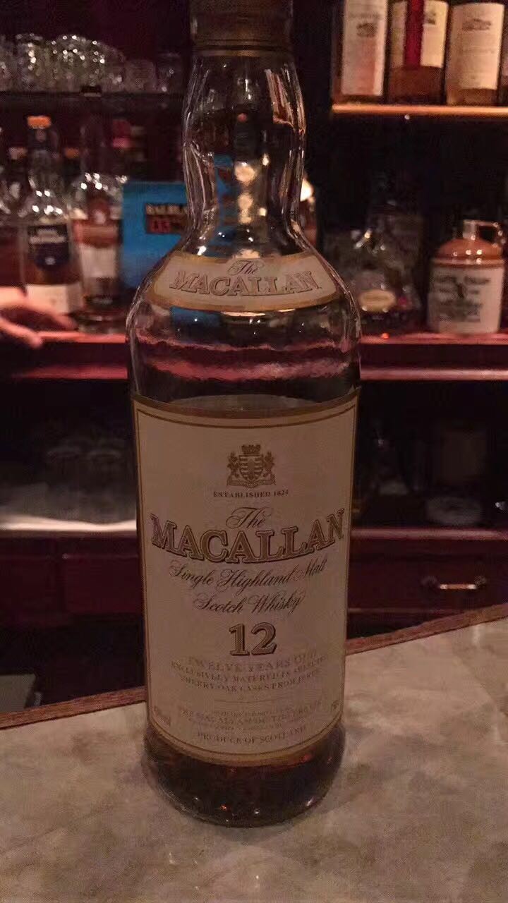 一直路上。品尝美酒