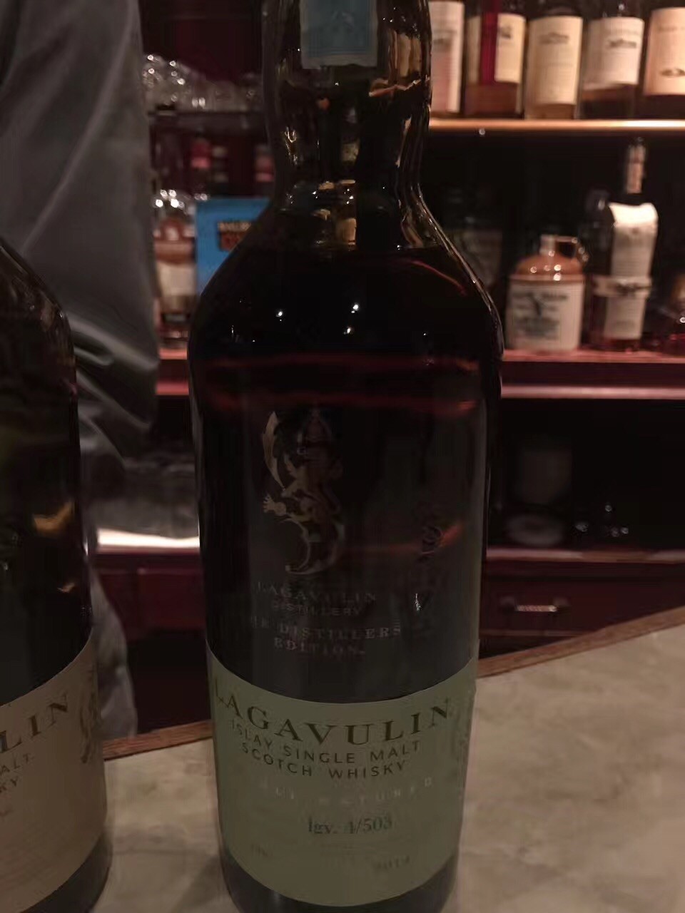 一直路上。品尝美酒